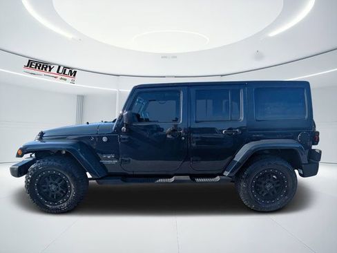 Used 2017 Jeep Wrangler Unlimited Sahara AWD/4WD image 6