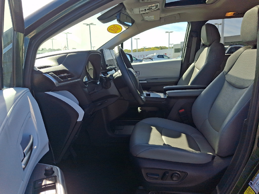 Certified 2025 Toyota Sienna XLE FWD image 18