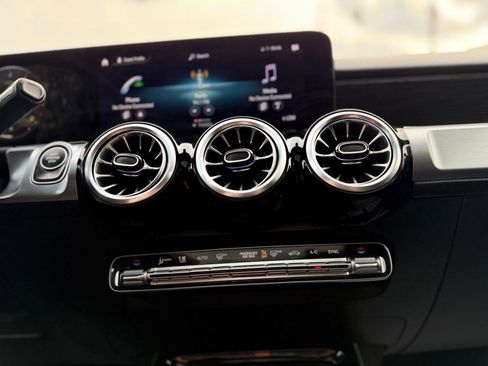 Used 2023 Mercedes-Benz GLB 250 4MATIC w/ Premium Package image 18
