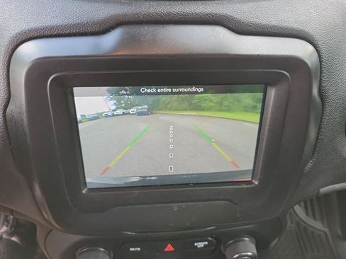 Used 2018 Jeep Renegade Latitude w/ Cold Weather Group FWD image 12