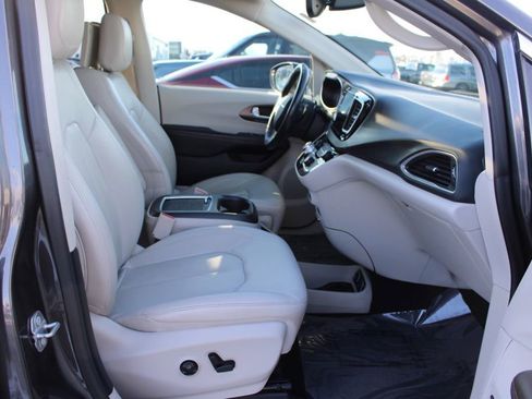 Used 2018 Chrysler Pacifica Touring-L Plus w/ Tire & Wheel Group image 18