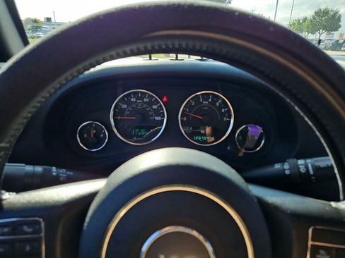 Used 2016 Jeep Wrangler Unlimited Sahara w/ Connectivity Group AWD/4WD image 11