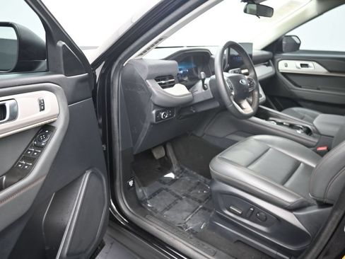 Used 2025 Ford Explorer Active w/ Active Comfort Package RWD image 10
