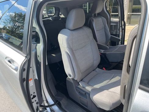 Used 2021 Toyota Sienna LE FWD image 14