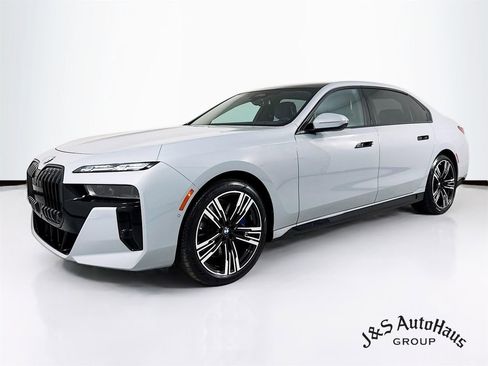 Used 2023 BMW 760i xDrive w/ Executive Package AWD/4WD image 3