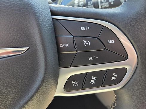 Certified 2024 Chrysler Pacifica Touring-L FWD image 33