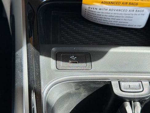 Used 2025 Mercedes-Benz GLB 250 4MATIC image 26