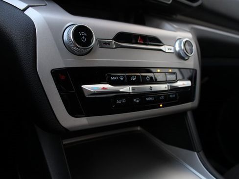 Used 2023 Ford Explorer XLT image 6