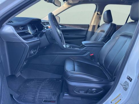 Used 2024 Jeep Grand Cherokee Limited w/ Black Appearance Package image 9