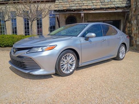 Used 2018 Toyota Camry XLE image 5