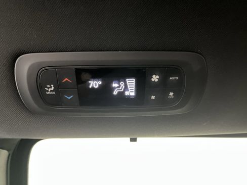 Used 2025 Chrysler Pacifica Select FWD image 11