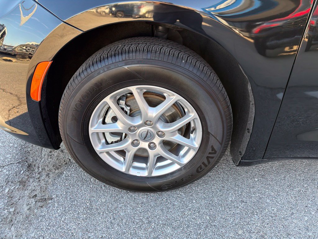 Used 2025 Chrysler Pacifica Select FWD image 9