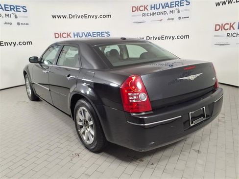Used 2010 Chrysler 300 Touring image 4