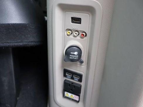 Used 2016 Chrysler Town & Country Touring-L FWD image 51