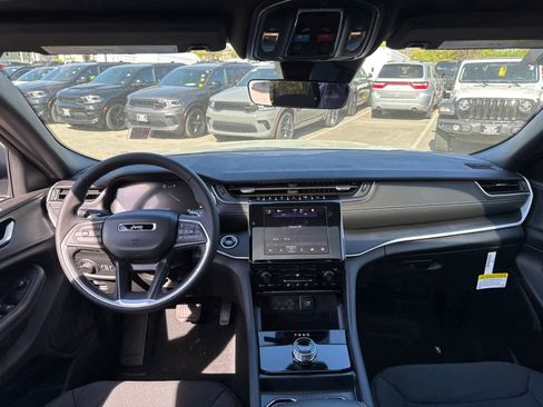 New 2025 Jeep Grand Cherokee L Laredo image 34