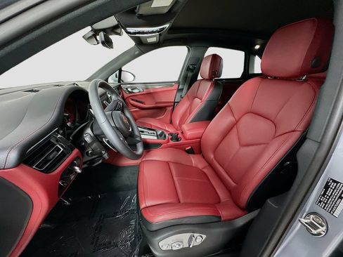 Certified 2025 Porsche Macan AWD/4WD image 5