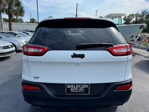 Used 2018 Jeep Cherokee Latitude w/ Altitude Package FWD image 7