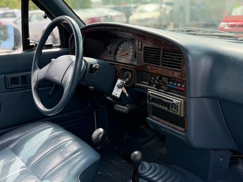 Used 1989 Toyota Pickup Deluxe AWD/4WD image 40