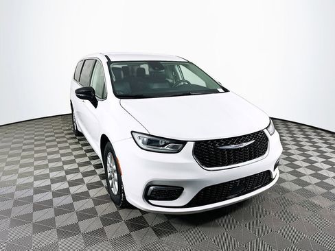 Certified 2024 Chrysler Pacifica Touring-L image 2