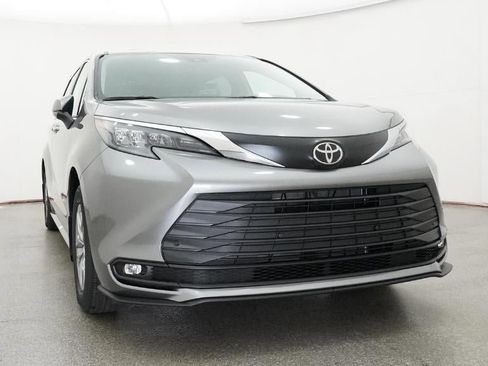 New 2026 Toyota Sienna XLE image 63