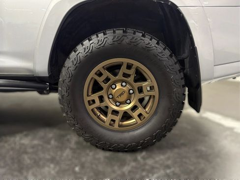 Used 2020 Toyota 4Runner TRD Off-Road AWD/4WD image 19