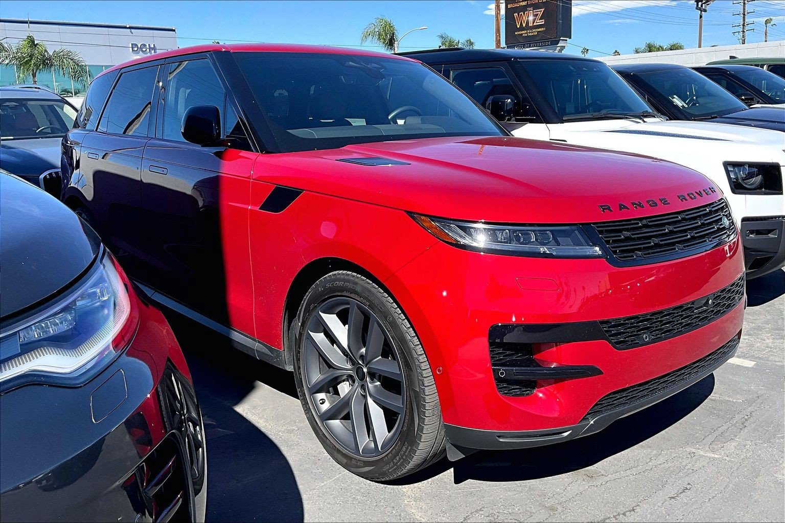 Used 2025 Land Rover Range Rover Sport SE AWD/4WD image 2