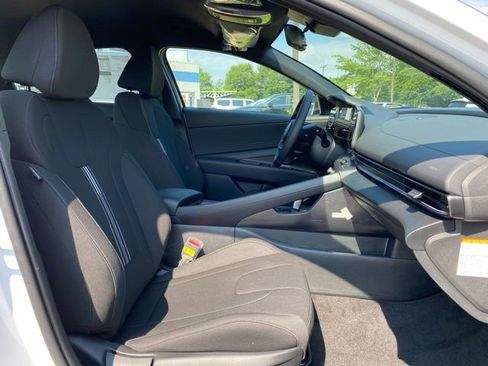 New 2025 Hyundai Elantra SEL image 31
