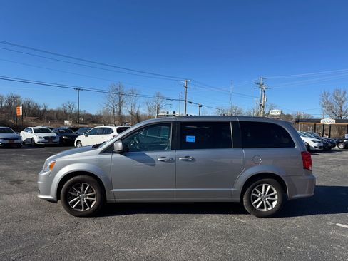 Used 2019 Dodge Grand Caravan SXT image 2