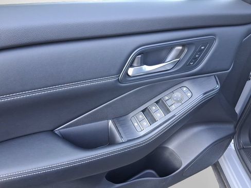 Used 2025 Nissan Rogue SL w/ SL Premium Package FWD image 14