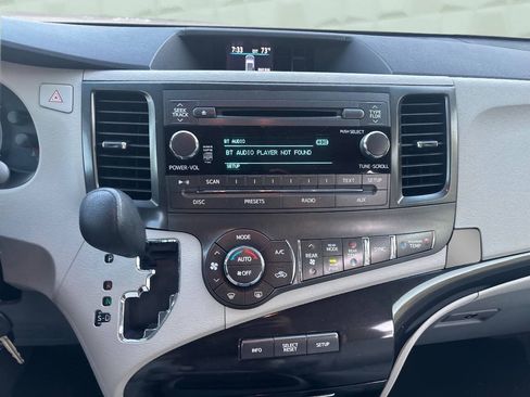 Used 2014 Toyota Sienna LE FWD image 27