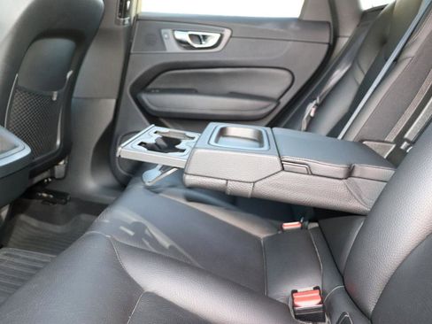 Used 2018 Volvo XC60 T6 Momentum w/ Convenience Package image 17