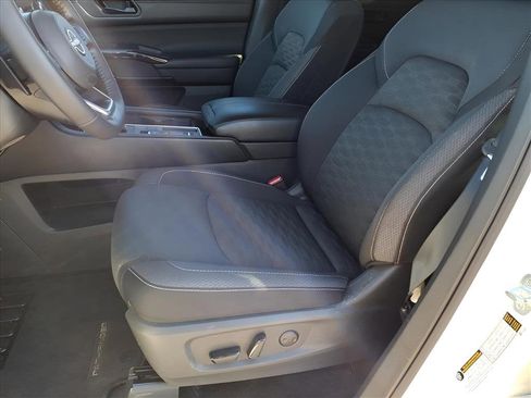 Used 2024 Nissan Pathfinder SV image 13