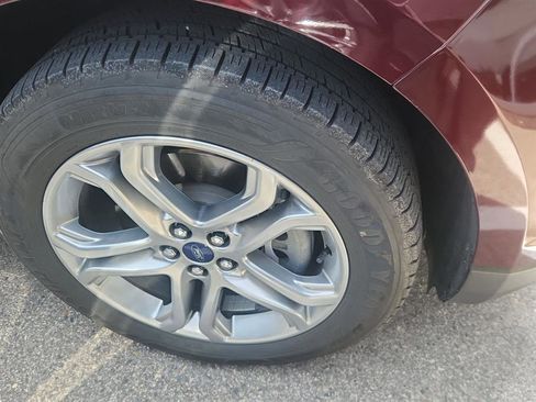 Used 2018 Ford Edge Titanium w/ Technology Package AWD/4WD image 2
