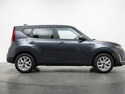 Used 2025 Kia Soul LX w/ LX Technology Package FWD image 11