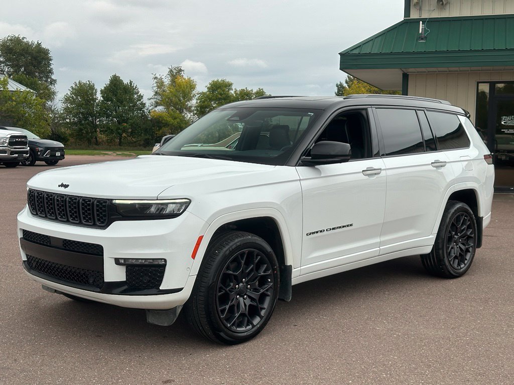 Used 2023 Jeep Grand Cherokee L Summit w/ High Altitude Package AWD/4WD image 4