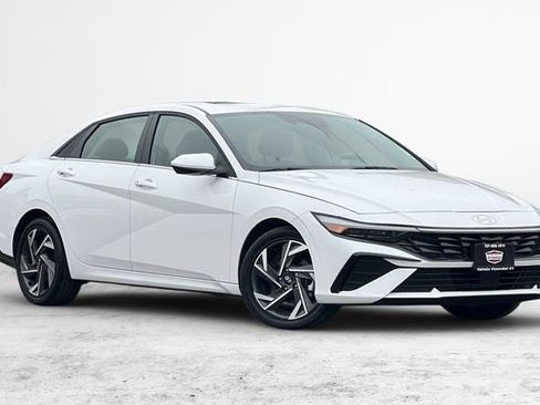 Used 2025 Hyundai Elantra SEL FWD image 2