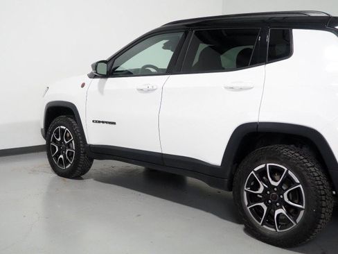 Used 2025 Jeep Compass Trailhawk AWD/4WD image 46
