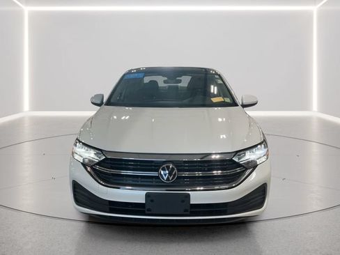 Certified 2023 Volkswagen Jetta SE w/ Panoramic Sunroof Package FWD image 9
