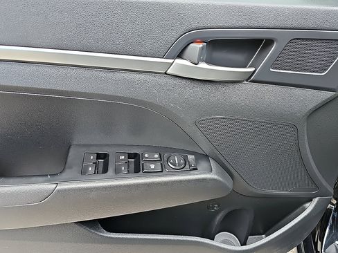 Used 2020 Hyundai Elantra SE w/ Cargo Package (C1) image 12