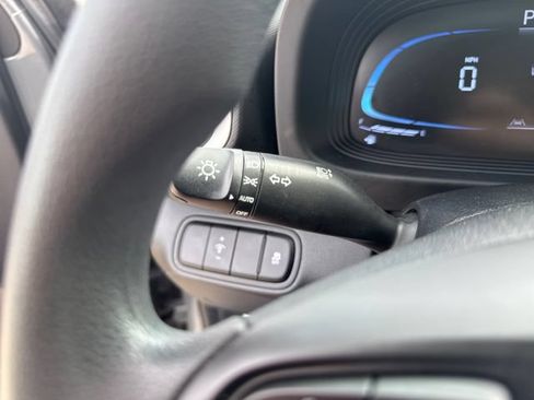 Used 2023 Hyundai Venue SE FWD image 18