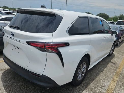 Used 2021 Toyota Sienna LE FWD image 3