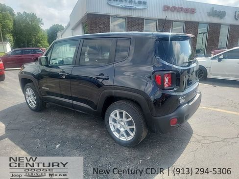 Used 2023 Jeep Renegade Latitude AWD/4WD image 2