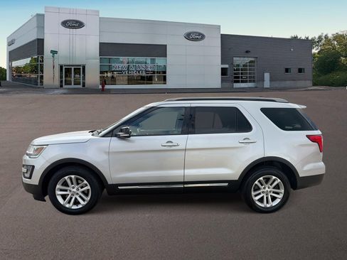 Used 2017 Ford Explorer XLT w/ Equipment Group 202A FWD image 7