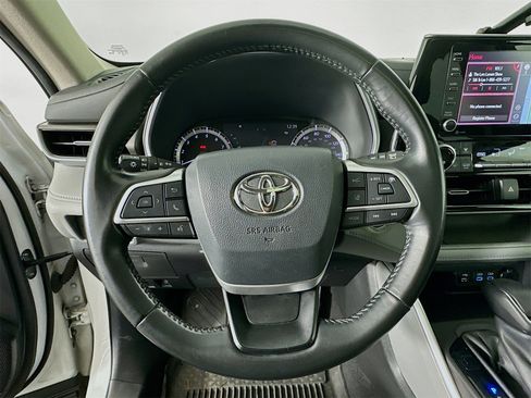 Used 2022 Toyota Highlander XLE image 11