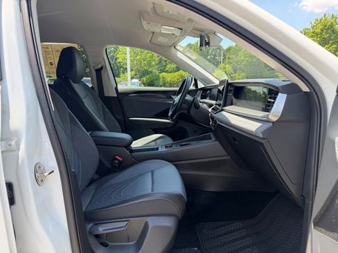 Certified 2025 Volkswagen Tiguan SE FWD image 30