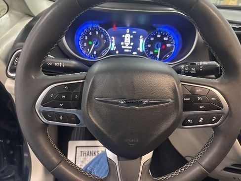 Used 2024 Chrysler Pacifica Touring-L image 18