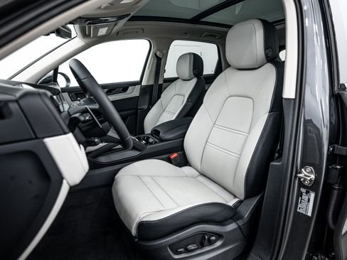 Certified 2025 Porsche Cayenne image 5