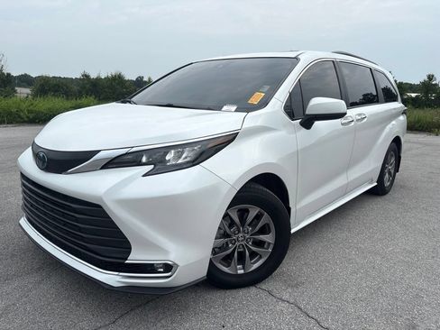 Used 2024 Toyota Sienna XLE FWD image 5