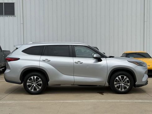 Used 2023 Toyota Highlander XLE FWD image 3