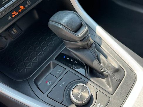 Used 2025 Toyota RAV4 XLE image 19